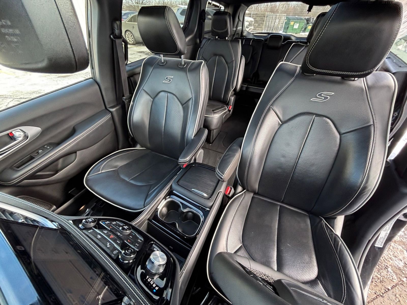 Used 2025 Chrysler Pacifica Limited image 41