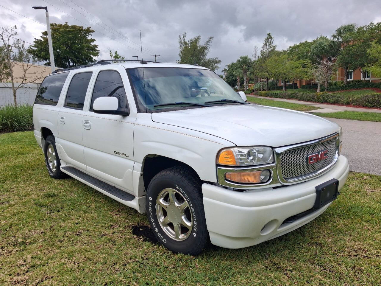 Used 2005 GMC Yukon XL Denali AWD/4WD image 4