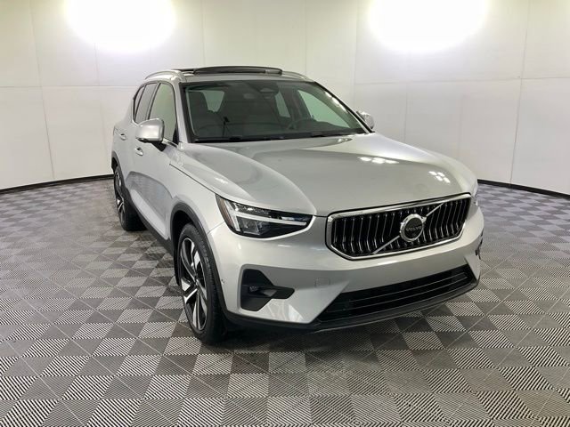 Certified 2023 Volvo XC40 B5 Plus w/ Climate Package image 3