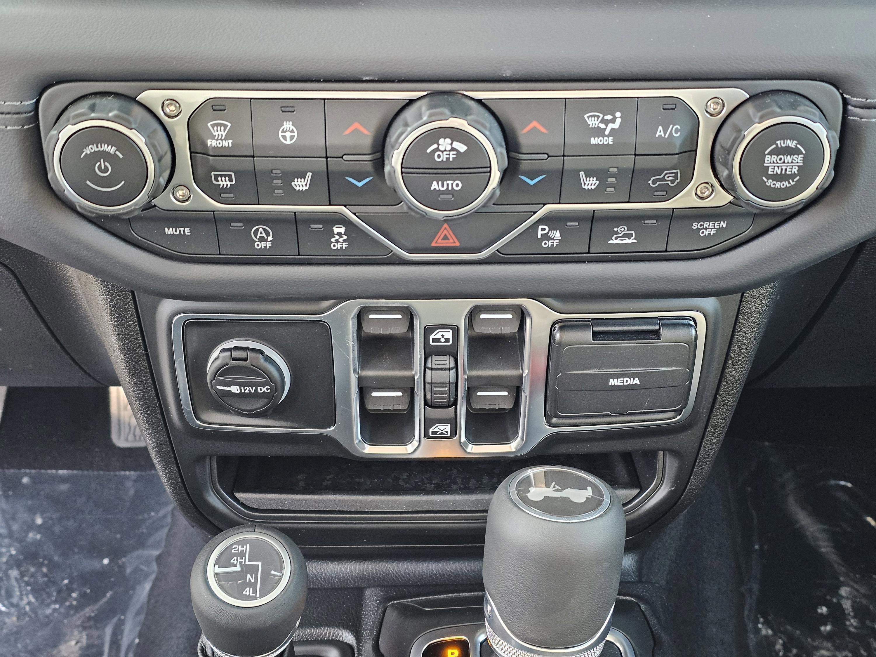 New 2026 Jeep Wrangler Unlimited Sahara AWD/4WD image 28