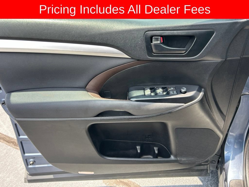 Used 2019 Toyota Highlander LE FWD image 3