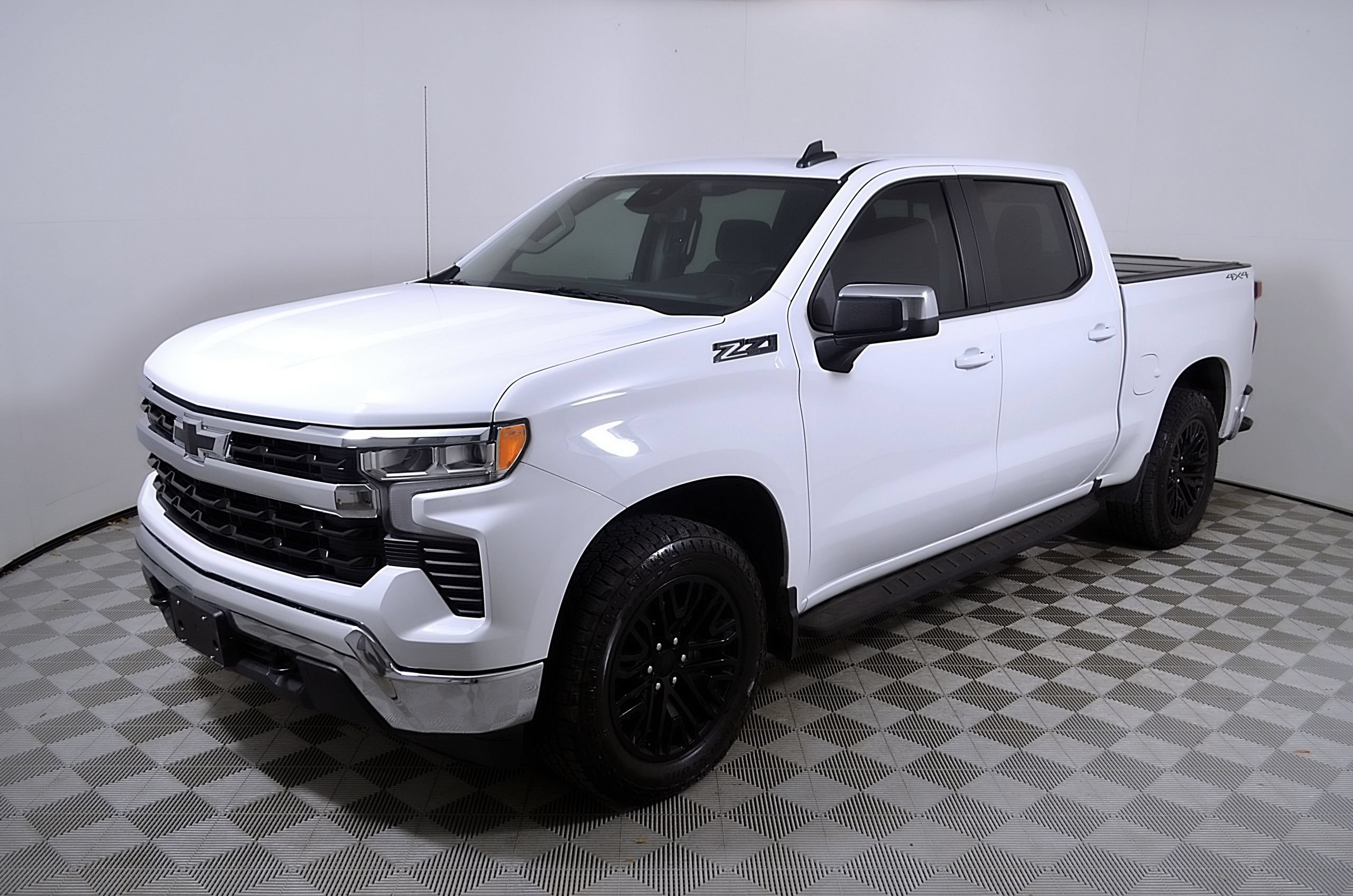 Used 2024 Chevrolet Silverado 1500 LT w/ Z71 Off-Road Package AWD/4WD video 3