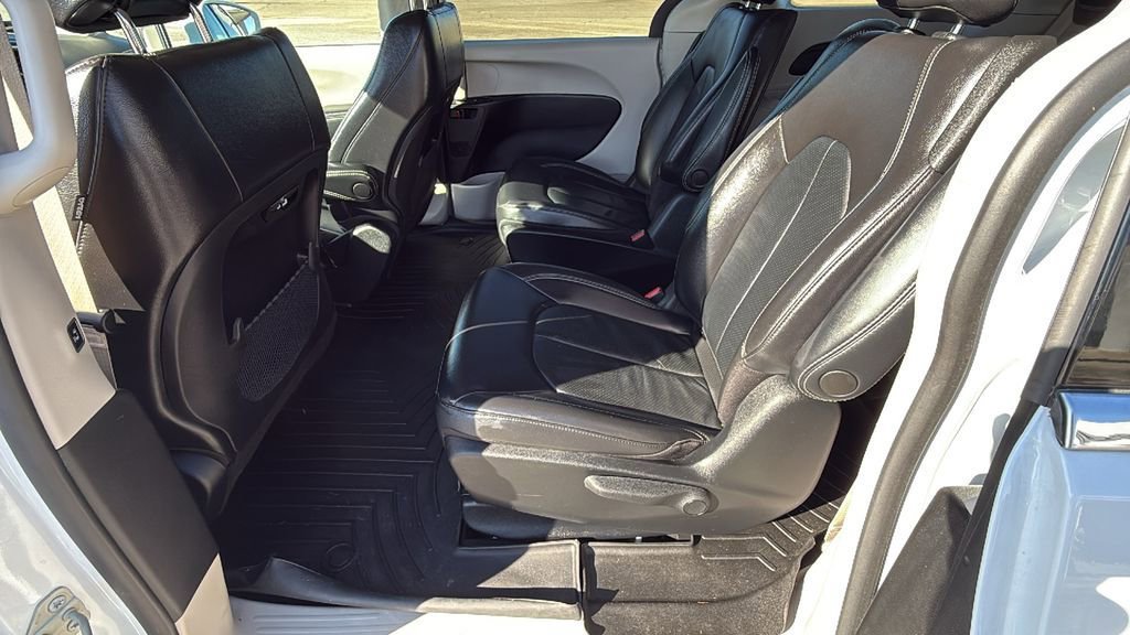 Used 2022 Chrysler Pacifica Touring-L image 13