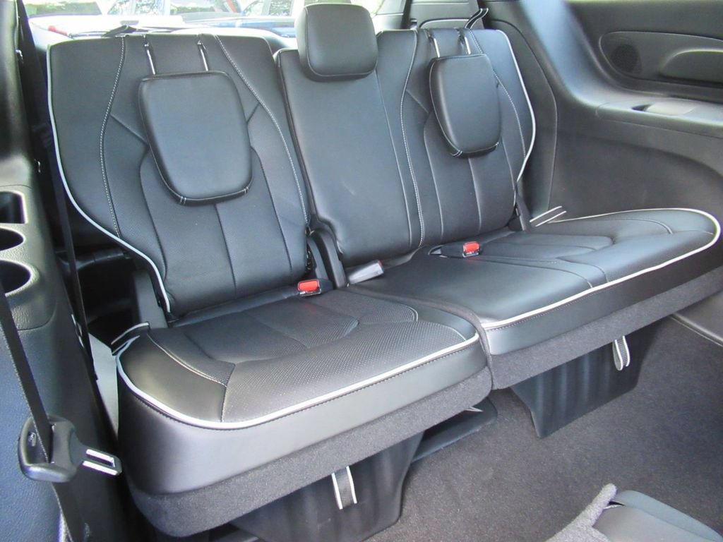 New 2027 Chrysler Pacifica Limited FWD image 33