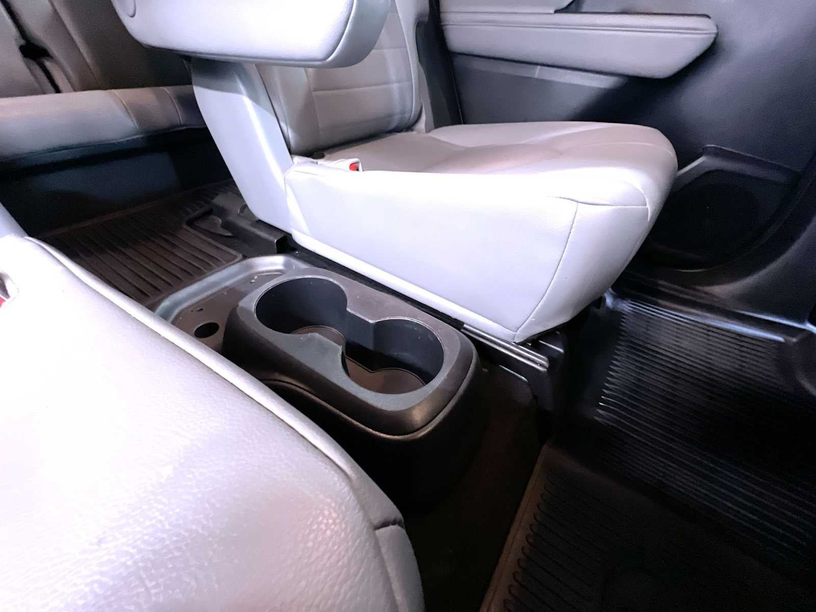 Used 2022 Toyota Highlander XLE AWD/4WD image 39