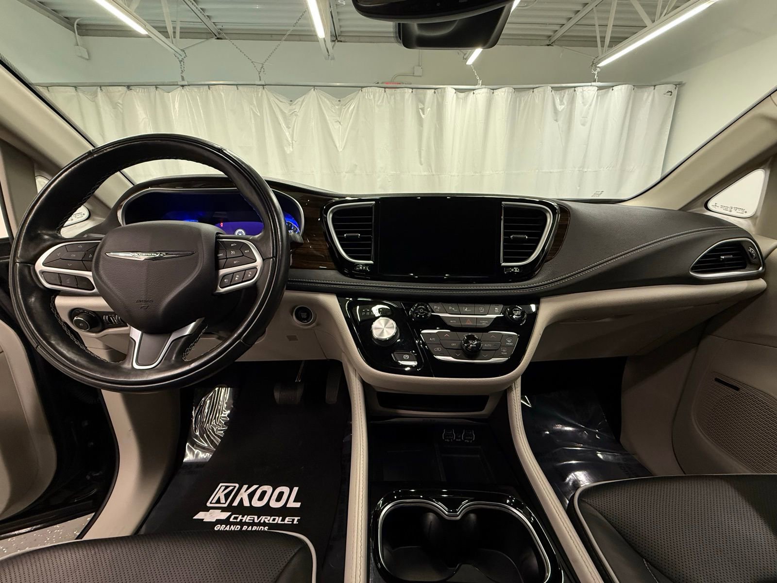 Used 2022 Chrysler Pacifica Limited image 17