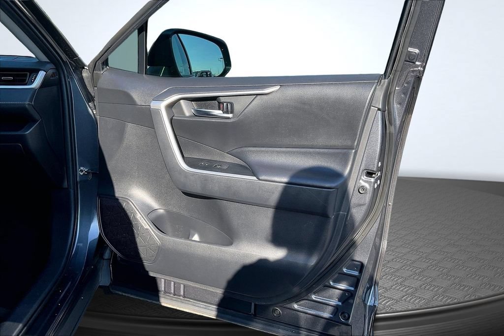 Used 2020 Toyota RAV4 XLE Premium FWD image 29