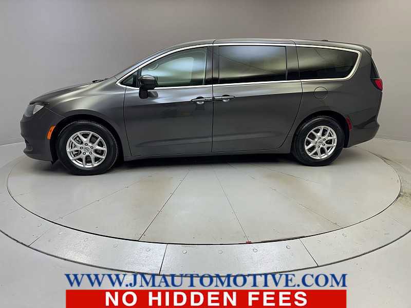 Used 2023 Chrysler Voyager LX image 2