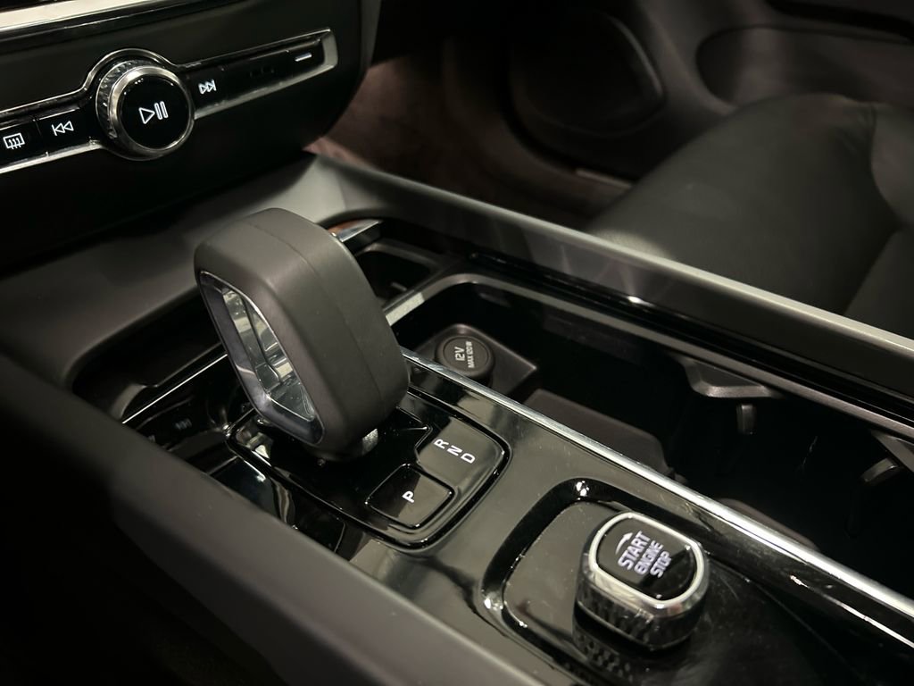 Certified 2024 Volvo V60 B5 Cross Country Plus w/ Protection Package Premier image 18