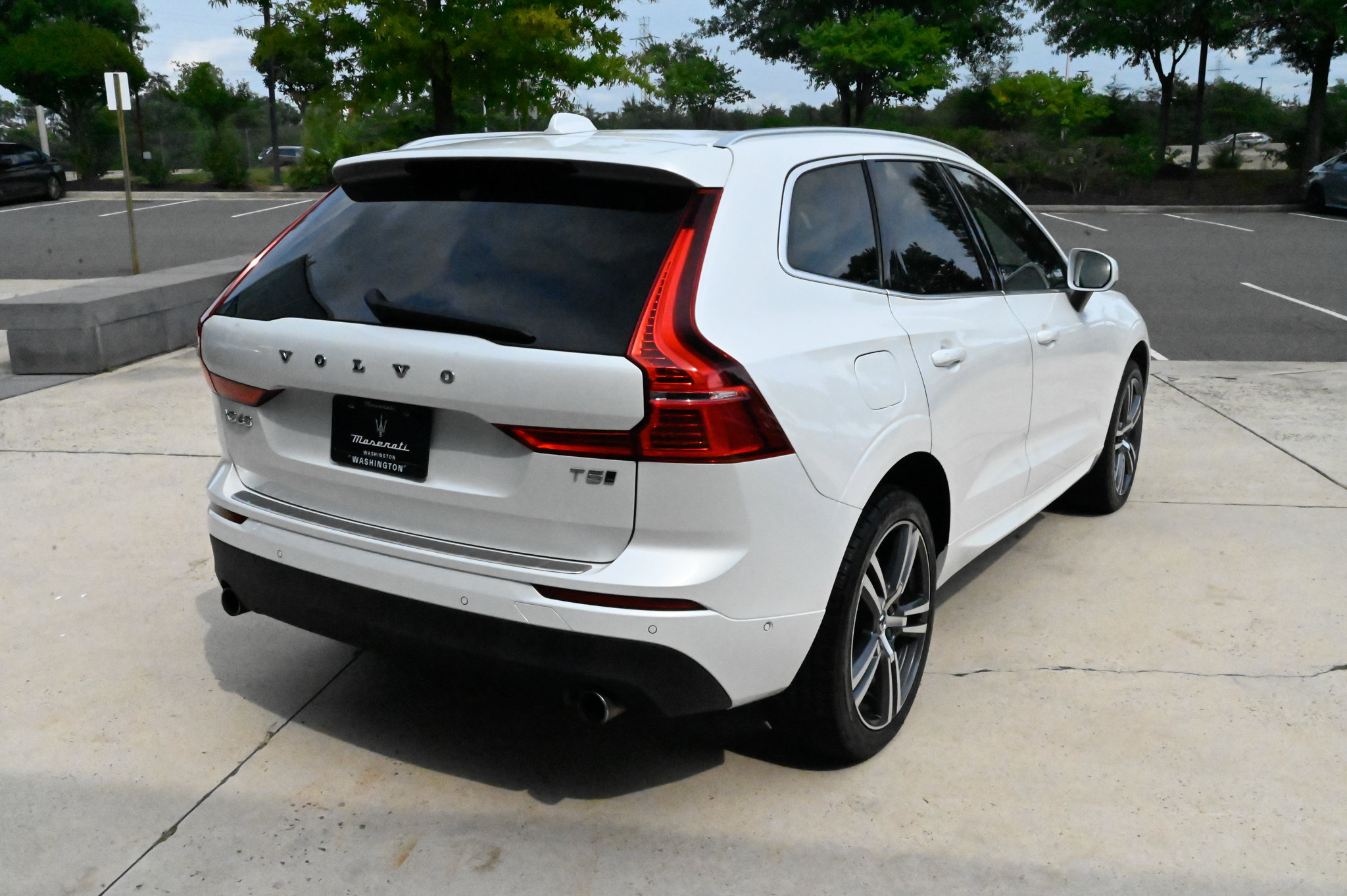 Used 2019 Volvo XC60 T5 Momentum w/ Multimedia Package AWD/4WD image 5