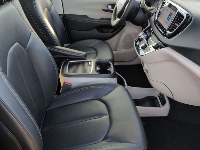 Used 2024 Chrysler Pacifica Touring-L image 30