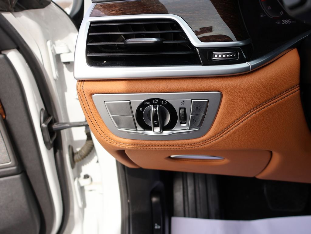 Used 2021 BMW 740i xDrive w/ Premium Package image 38