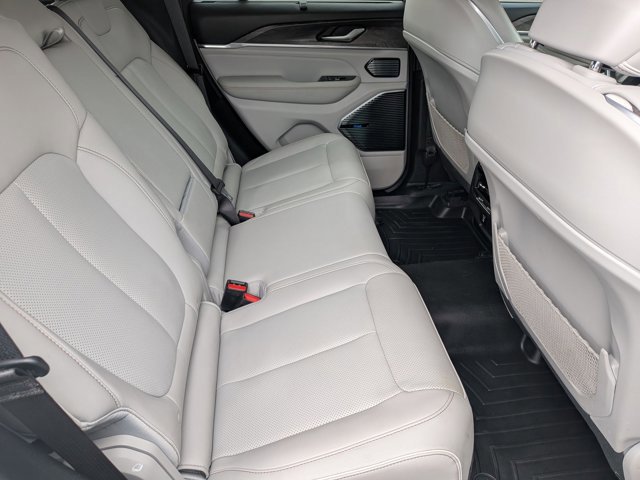 Used 2023 Jeep Grand Cherokee Overland w/ Luxury Tech Group IV AWD/4WD image 21
