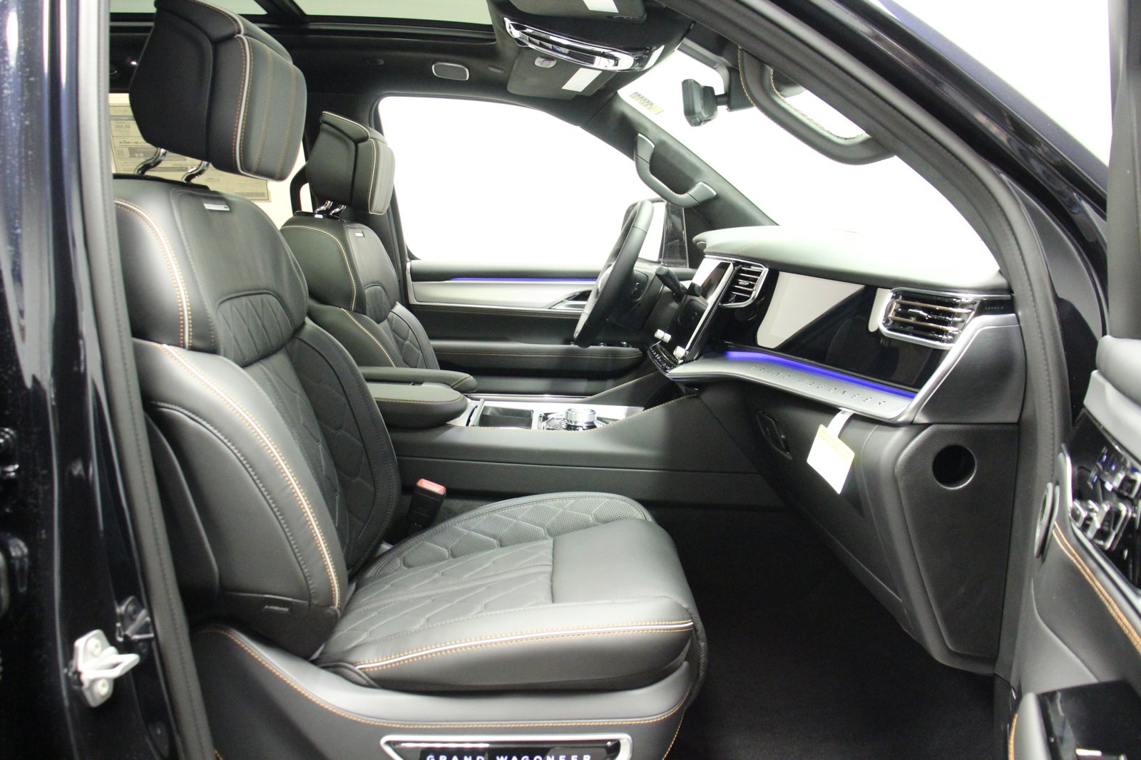 New 2023 Jeep Grand Wagoneer Series III AWD/4WD image 15
