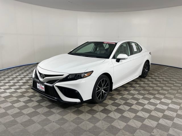 Used 2024 Toyota Camry SE w/ Cold Weather Package AWD/4WD image 1