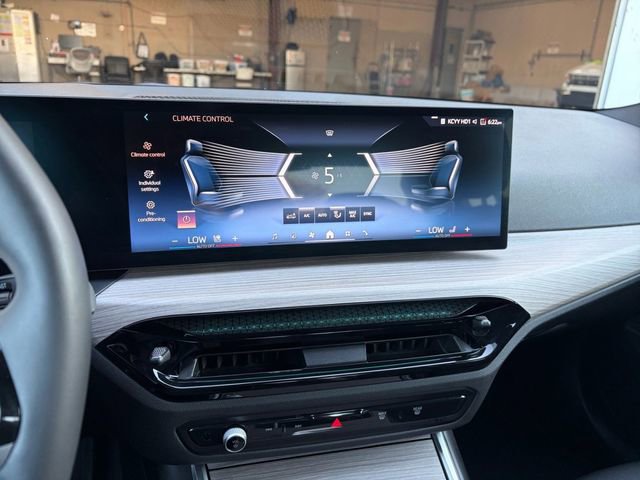 Used 2025 BMW 330i Sedan image 10