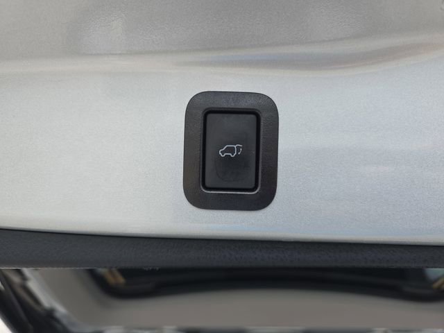 Used 2019 Toyota Highlander SE FWD image 14