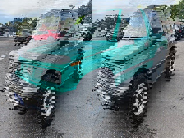 Used 1995 Geo Tracker 4WD 2-Door image 4