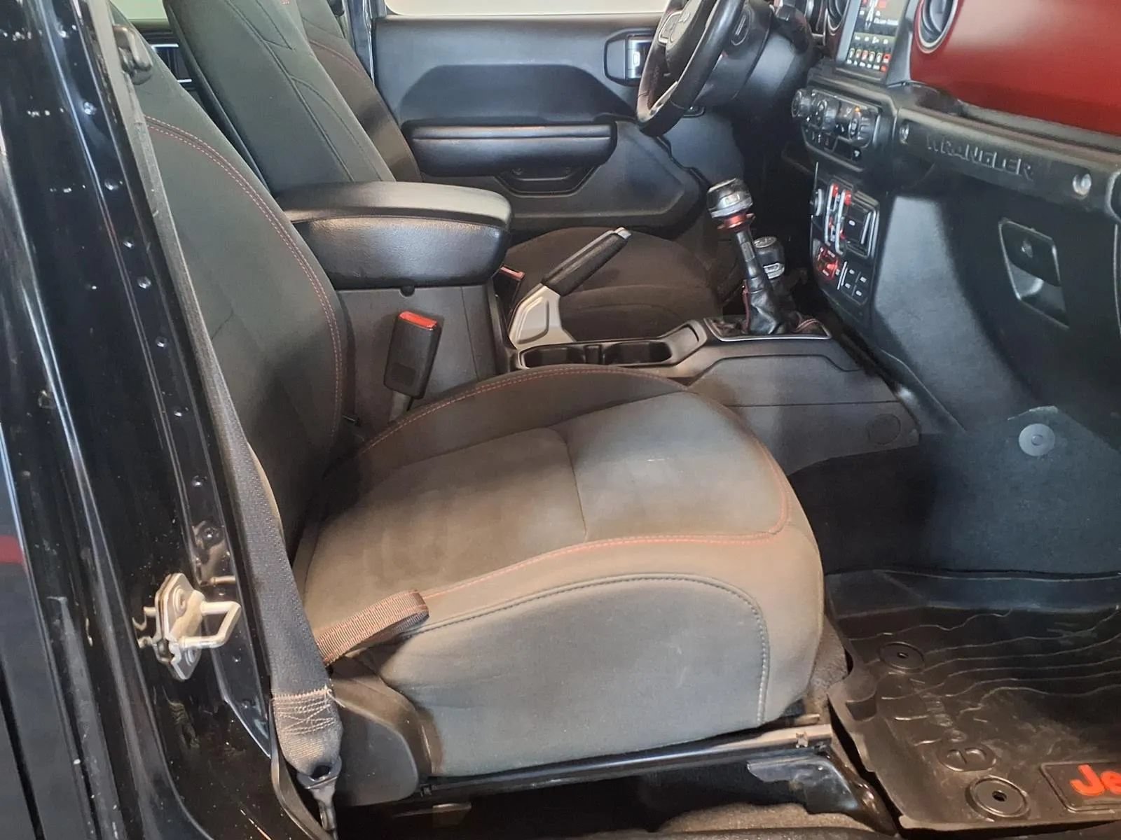 Used 2018 Jeep Wrangler Unlimited Rubicon w/ Dual Top Group AWD/4WD image 11