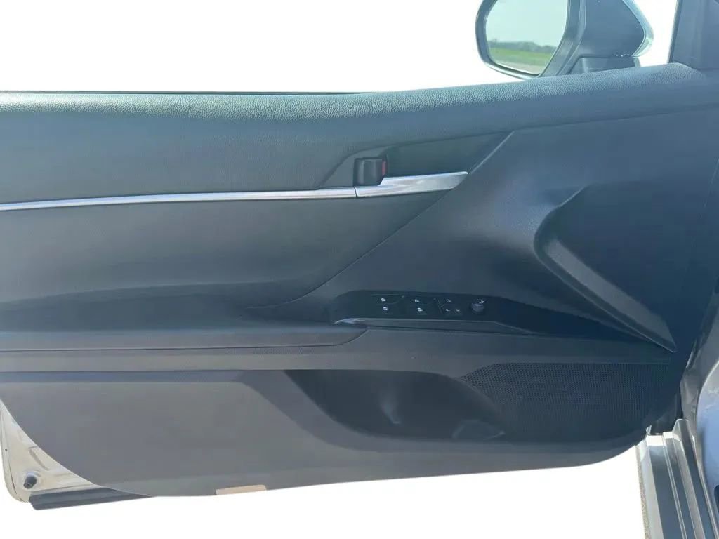 Used 2018 Toyota Camry SE FWD image 11