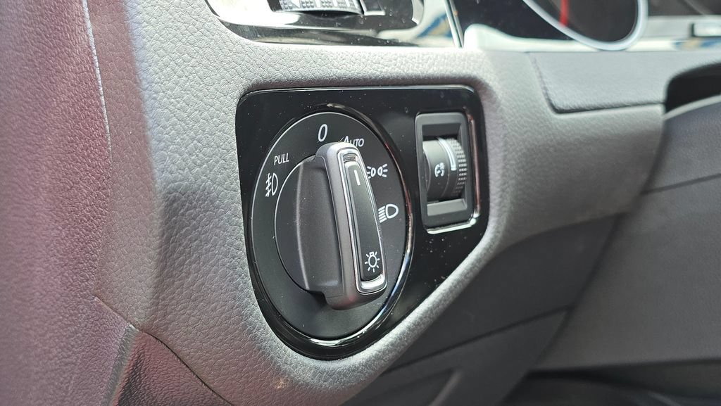 Used 2018 Volkswagen Golf 4-Door FWD image 60