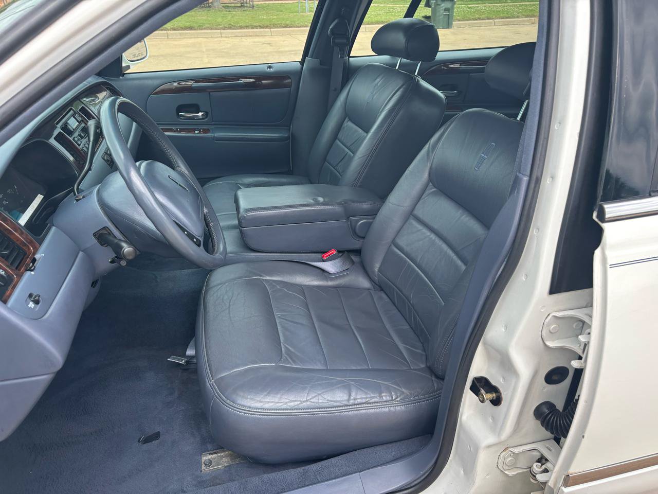 Used 1999 Lincoln Town Car Executive RWD image 11
