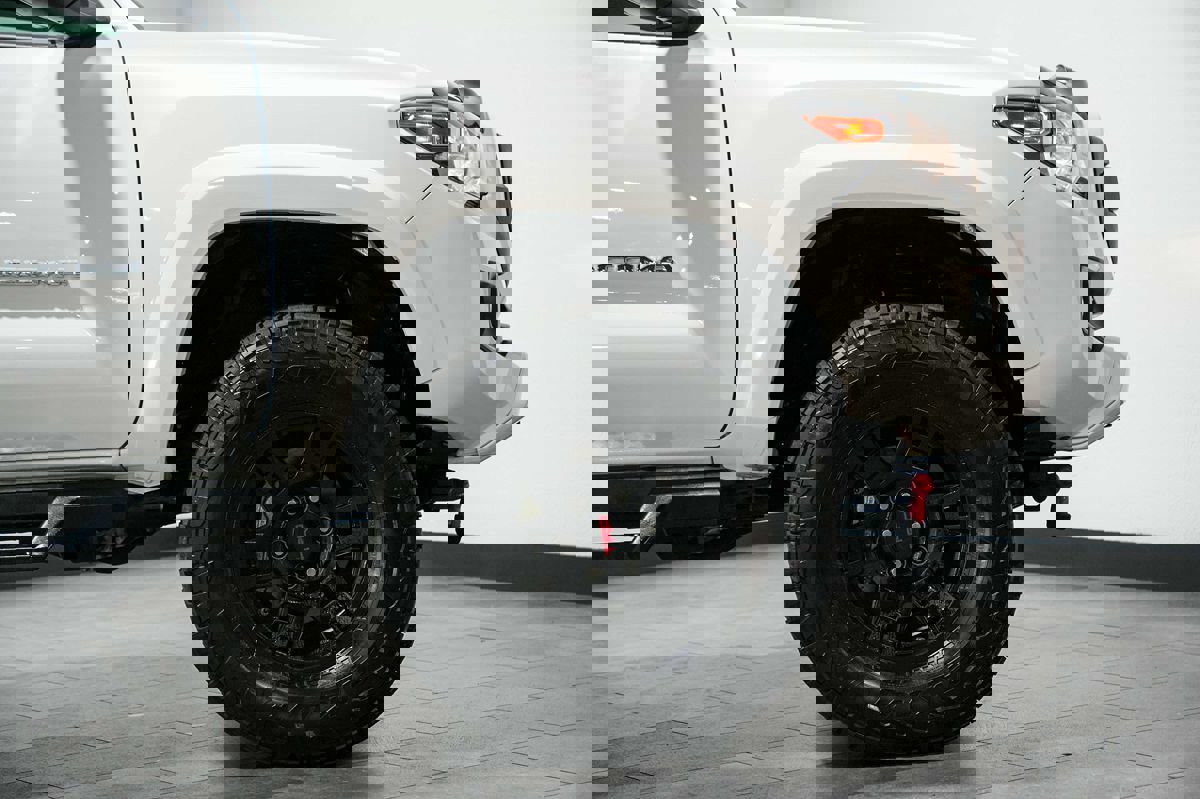 Used 2018 Toyota Tacoma TRD Sport w/ Technology Package image 9