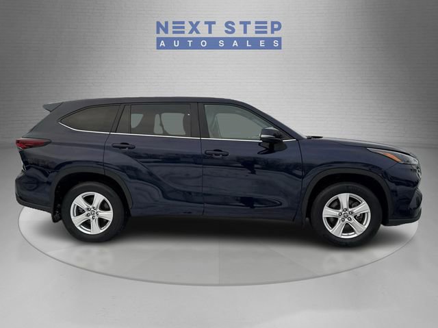 Used 2024 Toyota Highlander LE AWD/4WD image 9