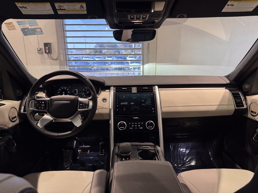 Used 2024 Land Rover Discovery Dynamic SE AWD/4WD image 33