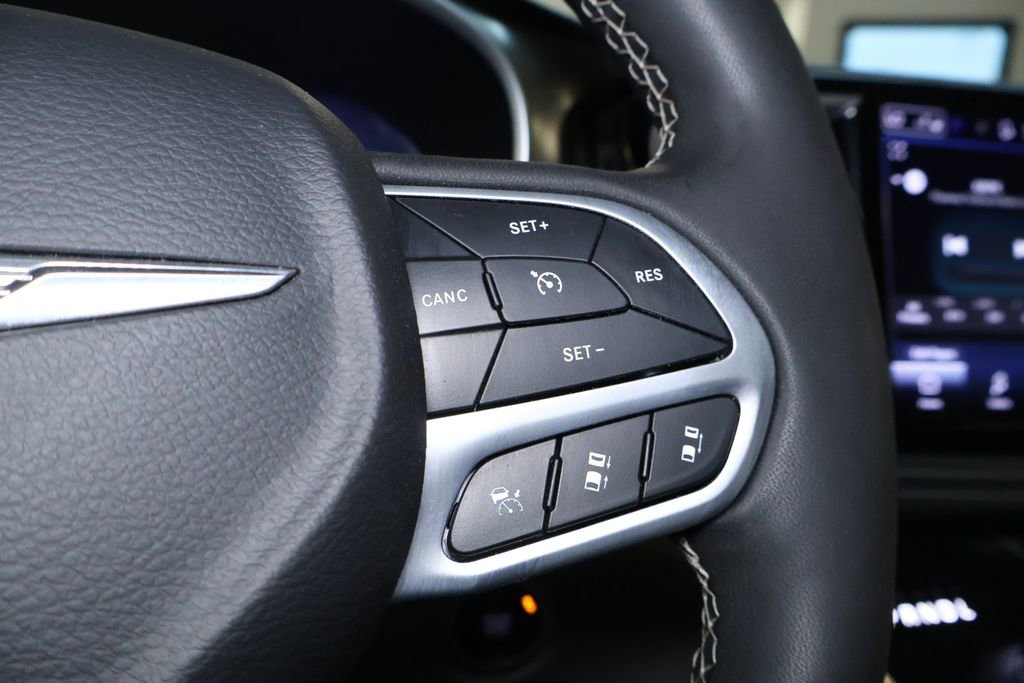 Used 2023 Chrysler Pacifica Touring-L image 24