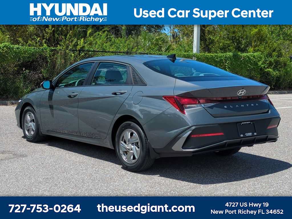 Used 2025 Hyundai Elantra SE FWD image 3