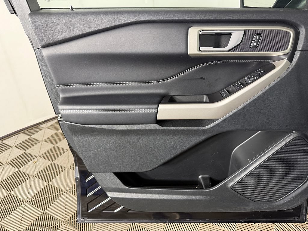 Used 2023 Ford Explorer XLT w/ Equipment Group 202A AWD/4WD image 19
