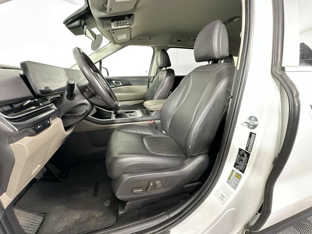 Used 2025 Kia Carnival FWD image 19