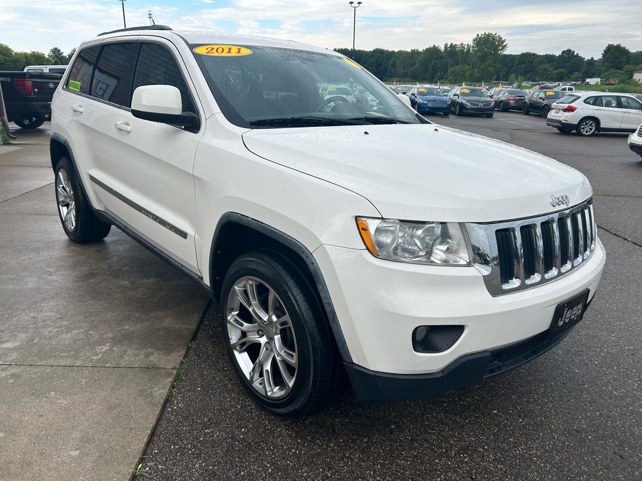 Used 2011 Jeep Grand Cherokee Laredo AWD/4WD image 3