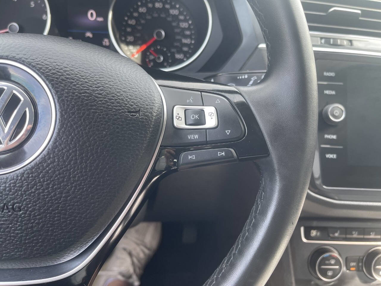 Used 2020 Volkswagen Tiguan SE image 30