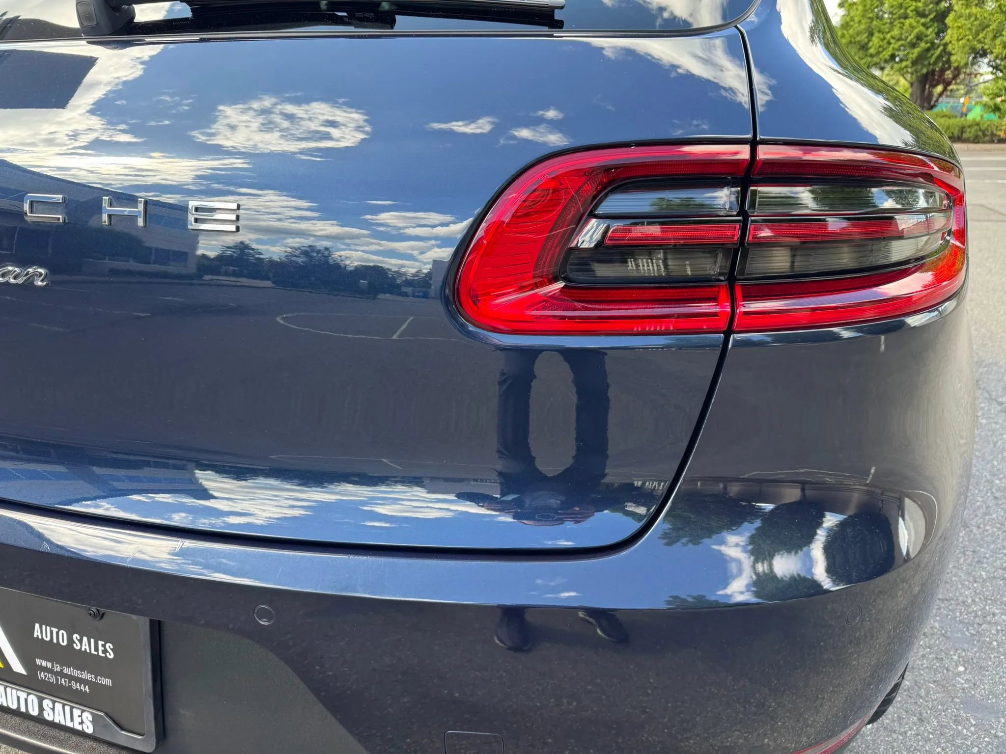 Used 2018 Porsche Macan Sport Edition AWD/4WD image 16