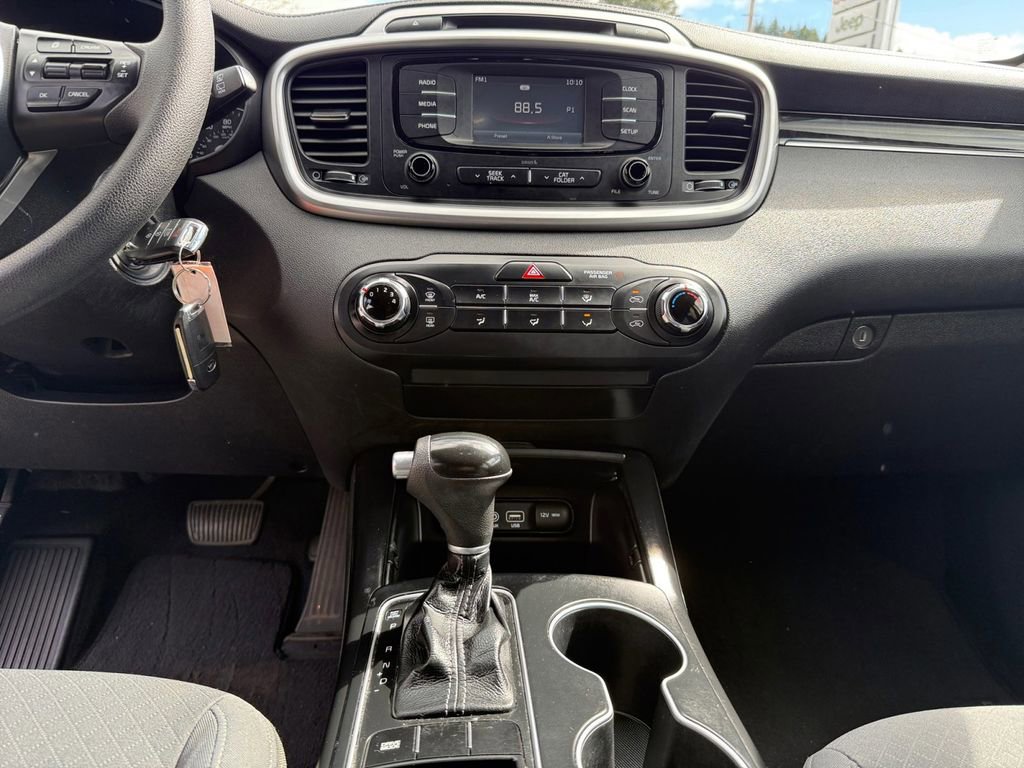 Used 2017 Kia Sorento FWD image 16