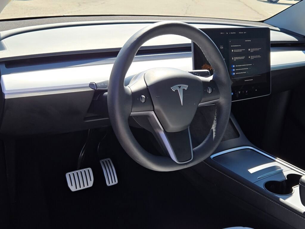 Used 2025 Tesla Model Y Performance image 19