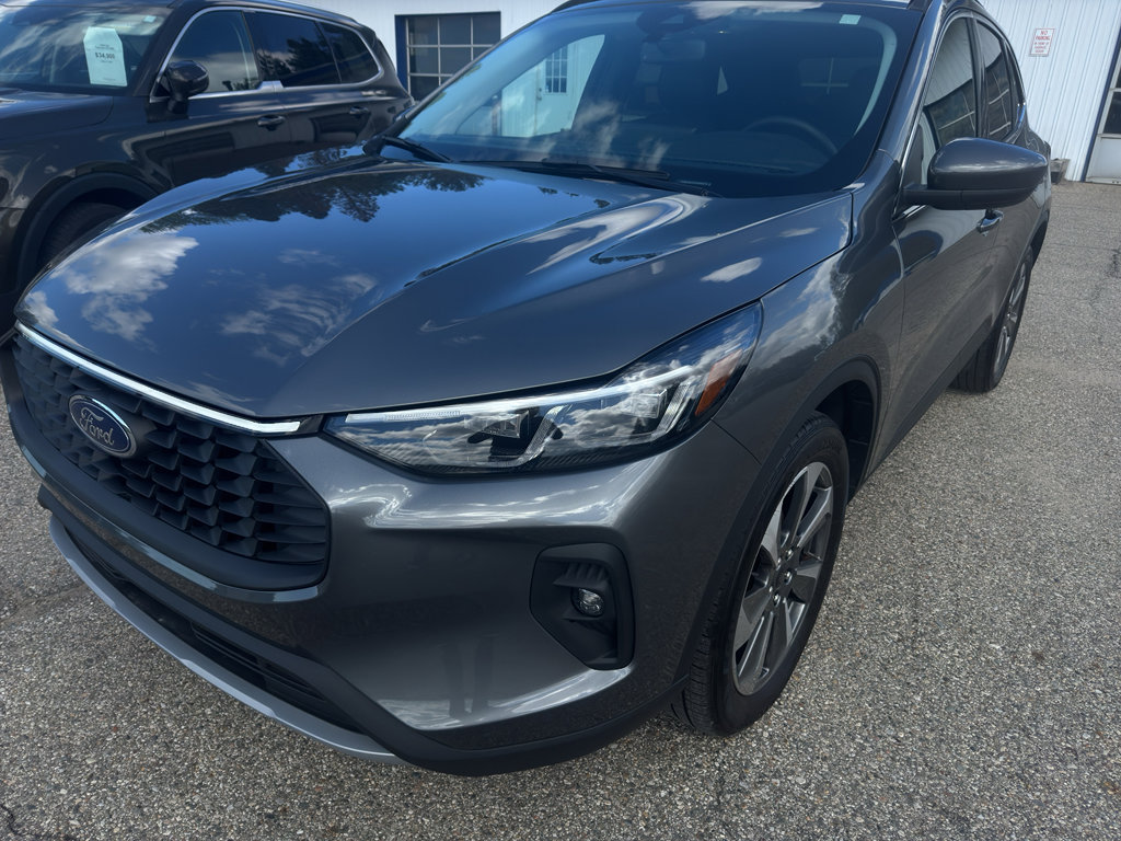 Used 2025 Ford Escape Platinum AWD/4WD image 2