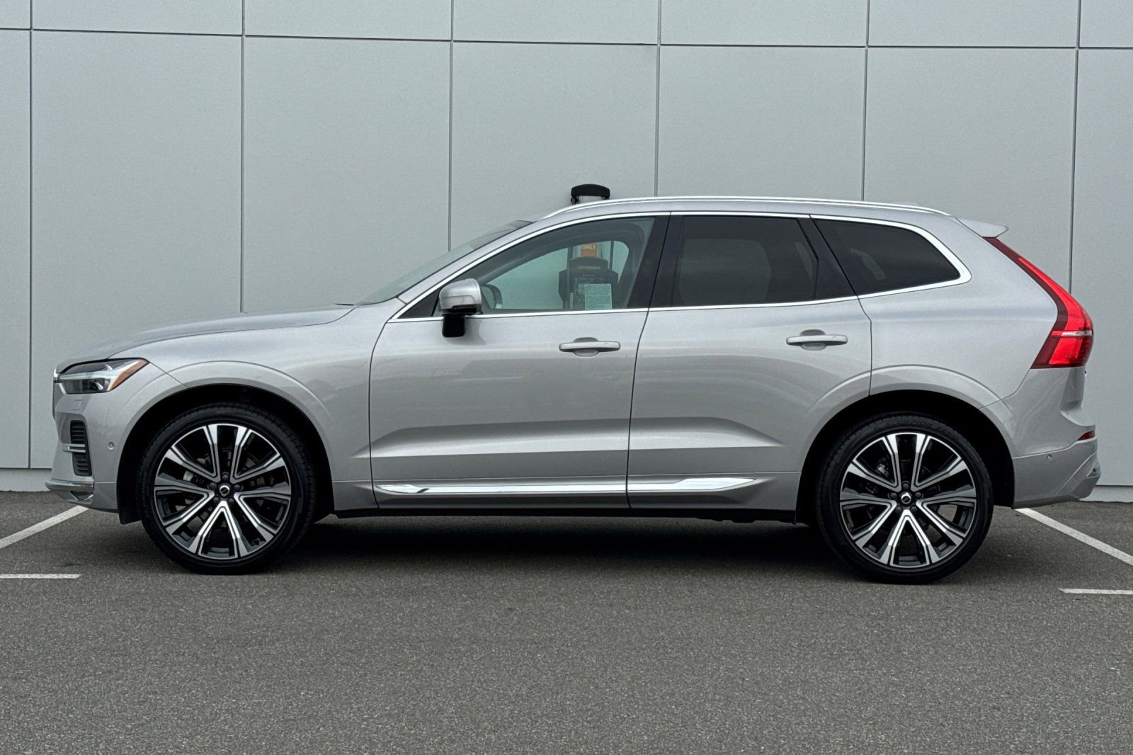 Used 2023 Volvo XC60 B5 Ultimate w/ Protection Package Premier FWD image 2