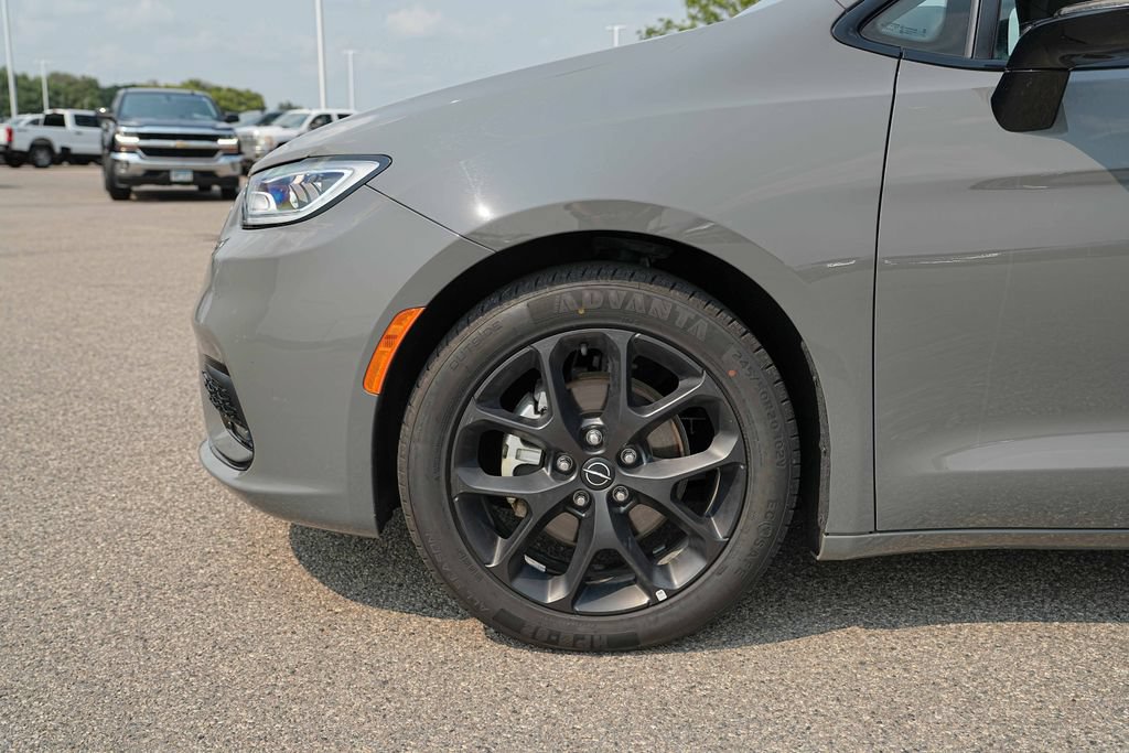 Used 2025 Chrysler Pacifica Limited FWD image 11