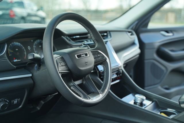 Used 2024 Jeep Grand Cherokee Laredo X image 28