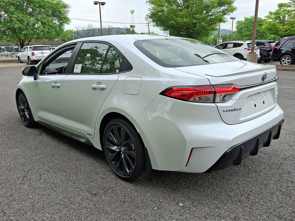 Used 2025 Toyota Corolla SE image 3