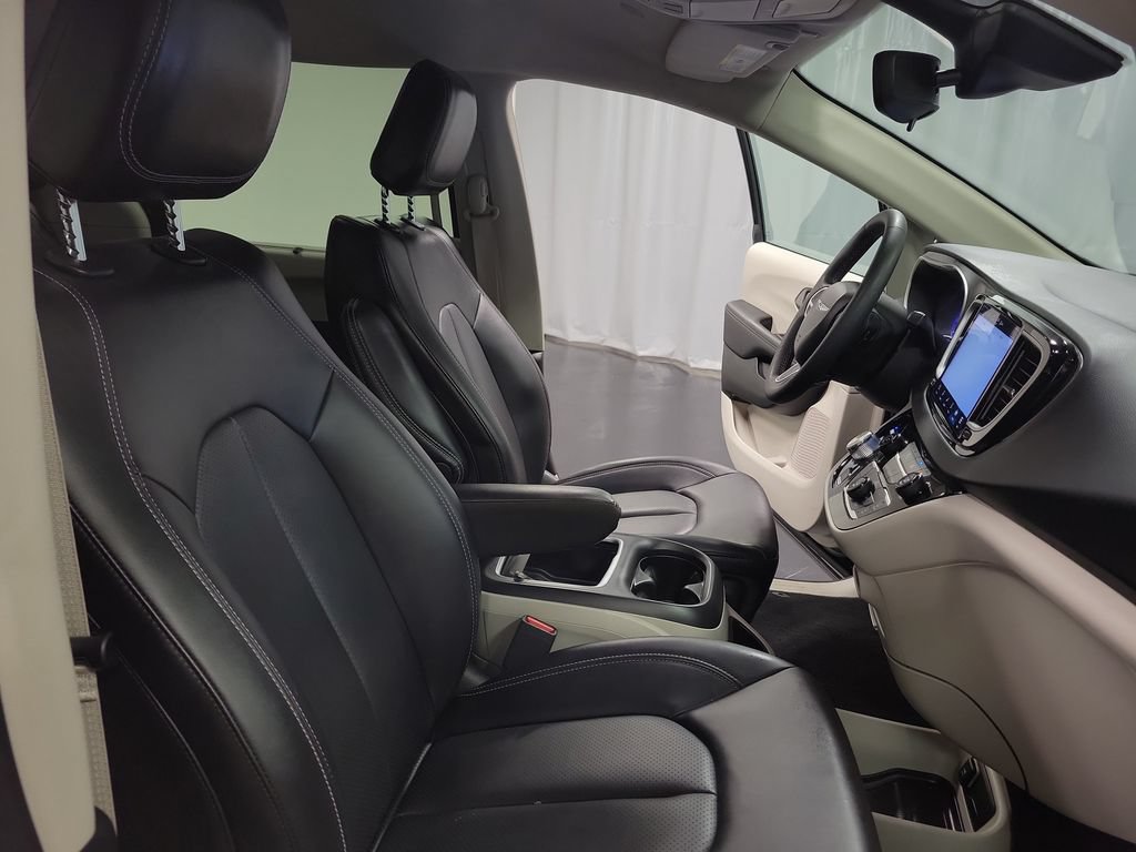 Used 2024 Chrysler Pacifica Touring-L FWD image 32