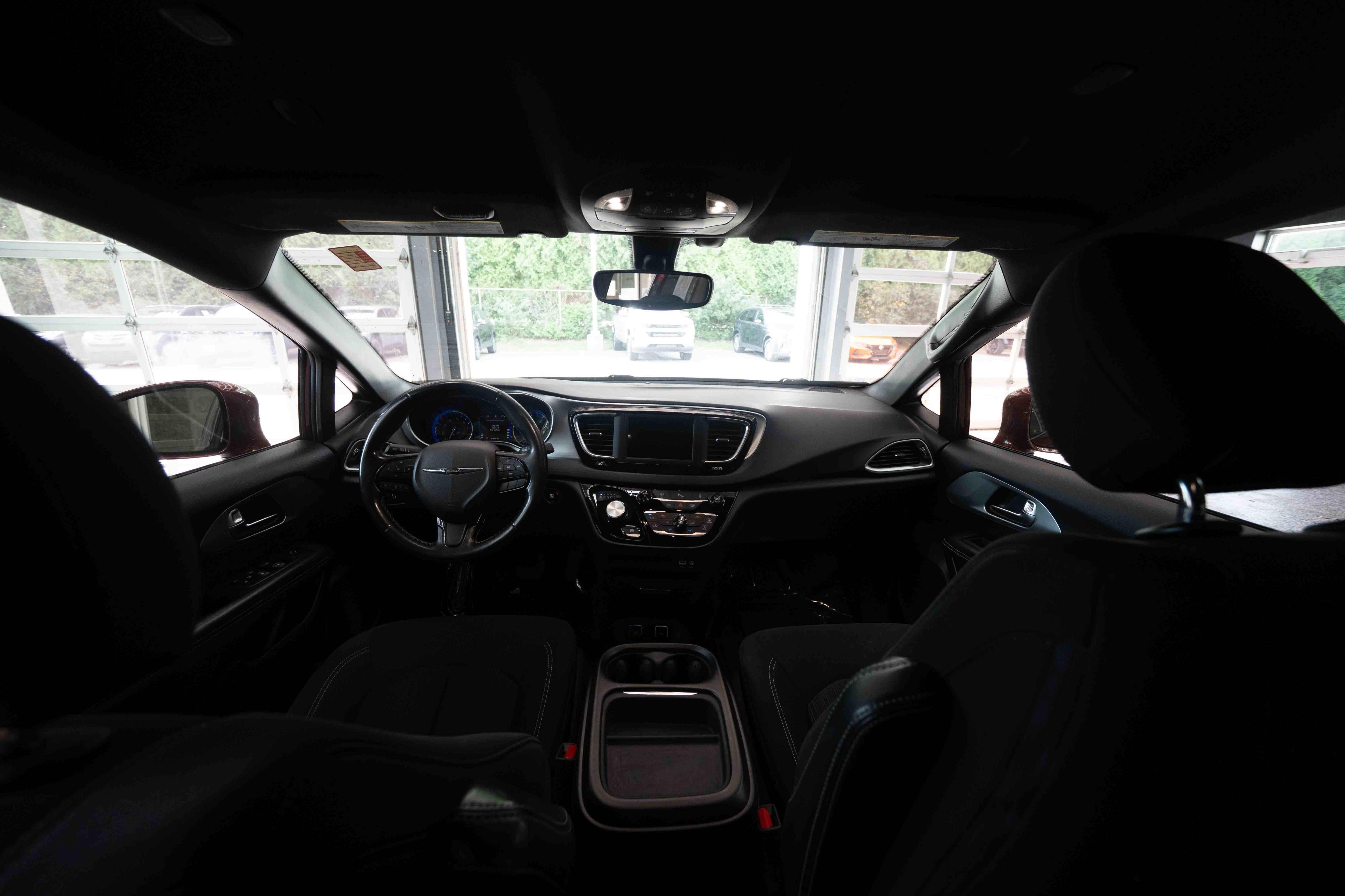 Used 2020 Chrysler Pacifica Touring w/ S Appearance Package FWD image 19