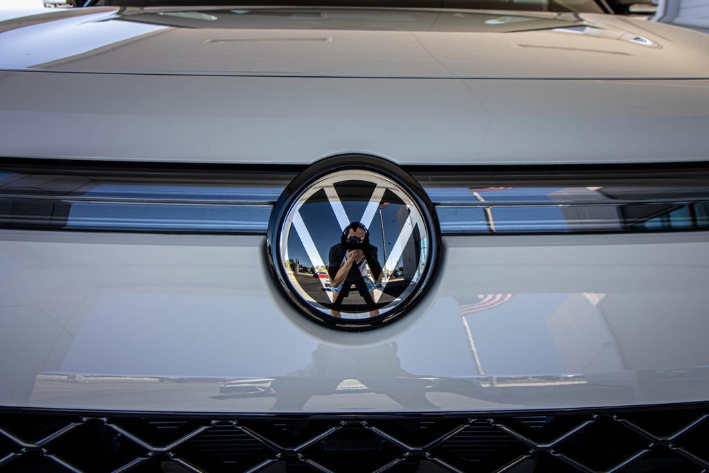 New 2026 Volkswagen Tiguan SE R-Line FWD image 8