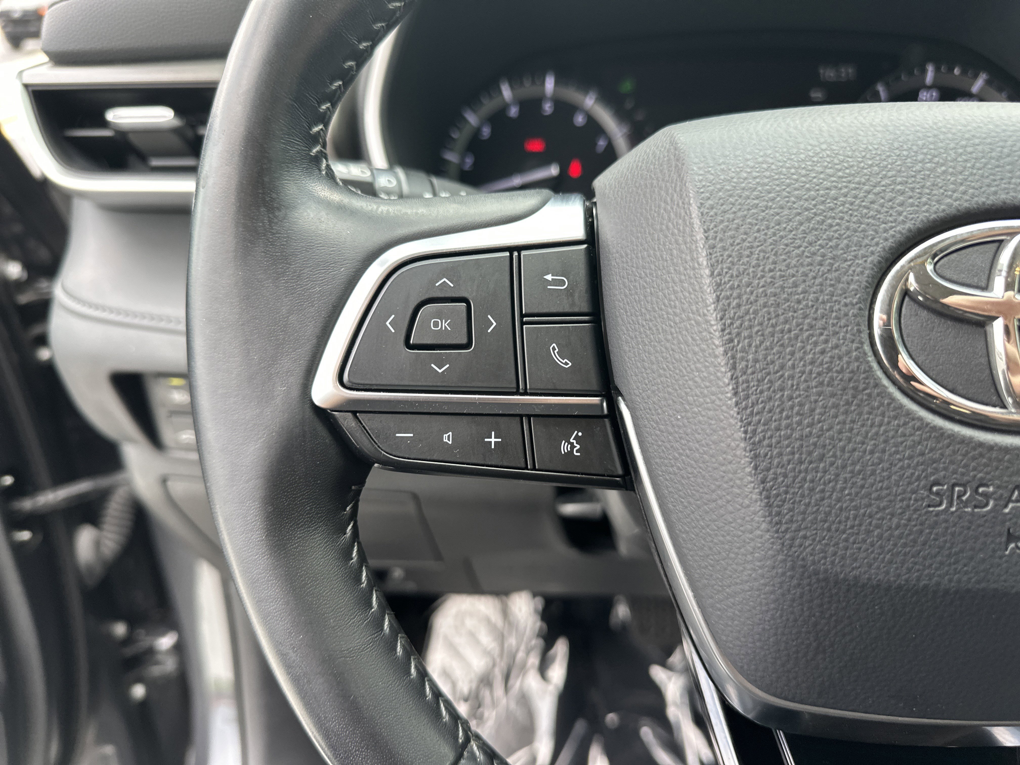 Used 2020 Toyota Highlander XLE AWD/4WD image 19