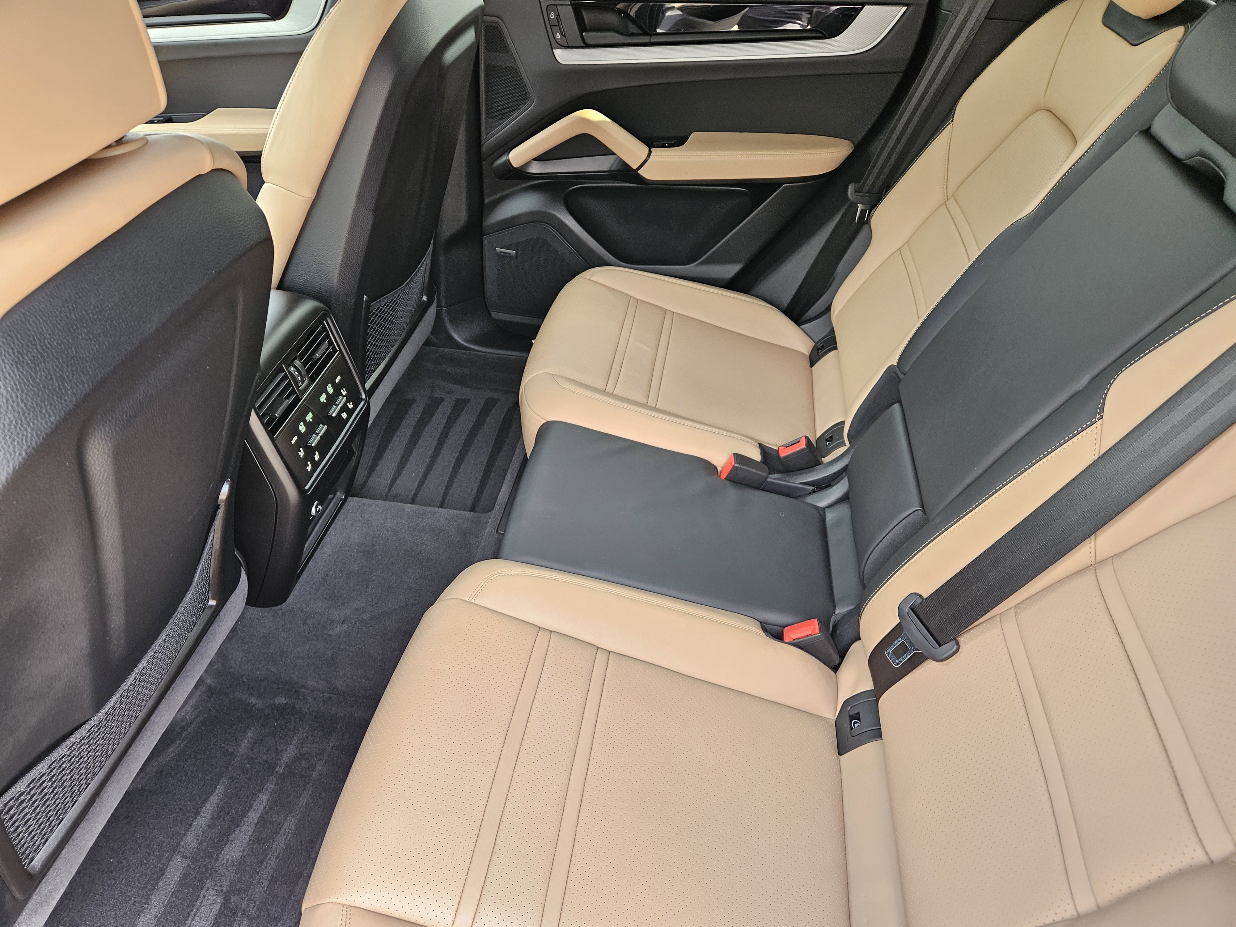 Certified 2025 Porsche Cayenne Coupe image 28