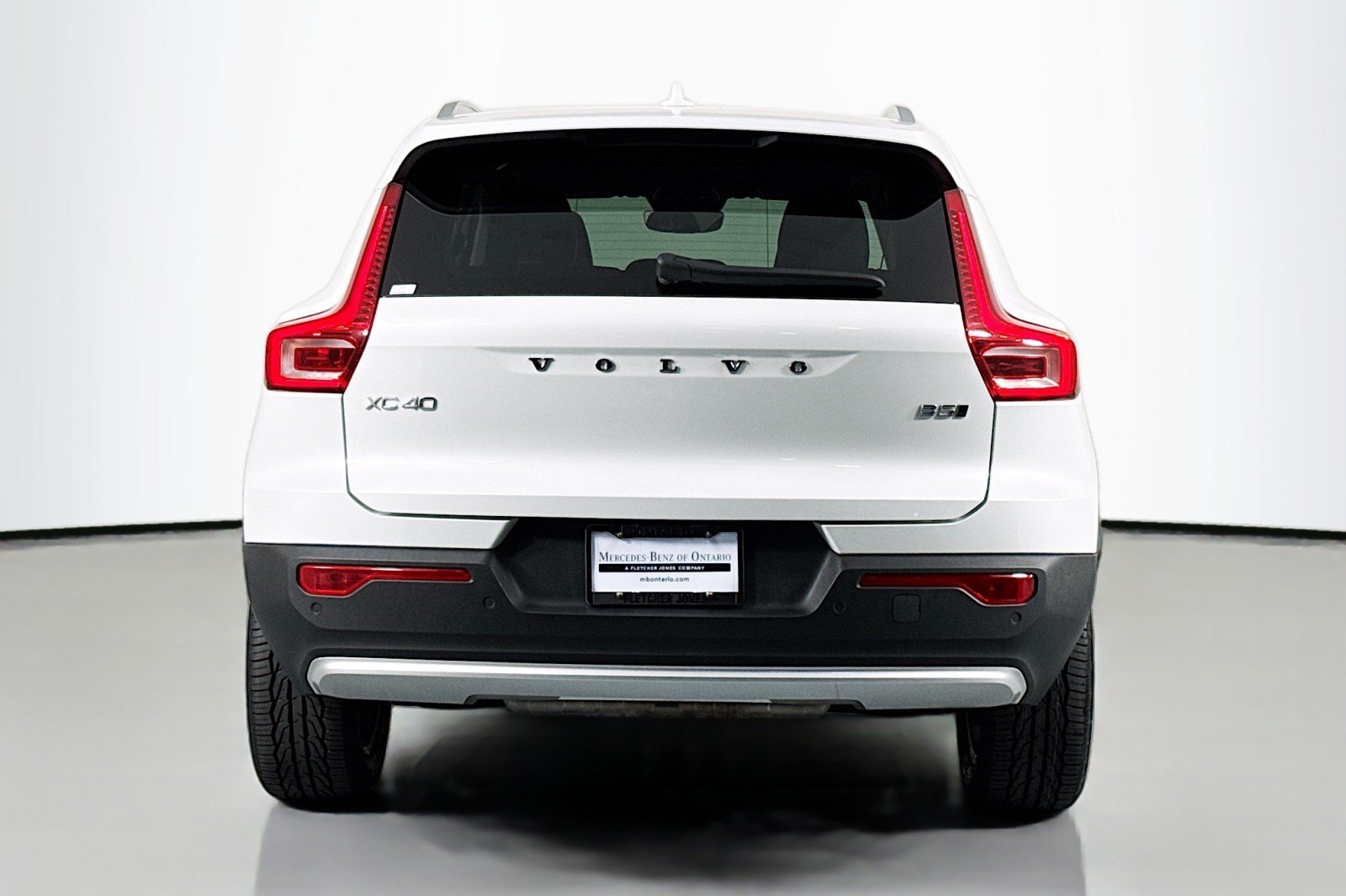 Used 2023 Volvo XC40 B5 Plus AWD/4WD image 4