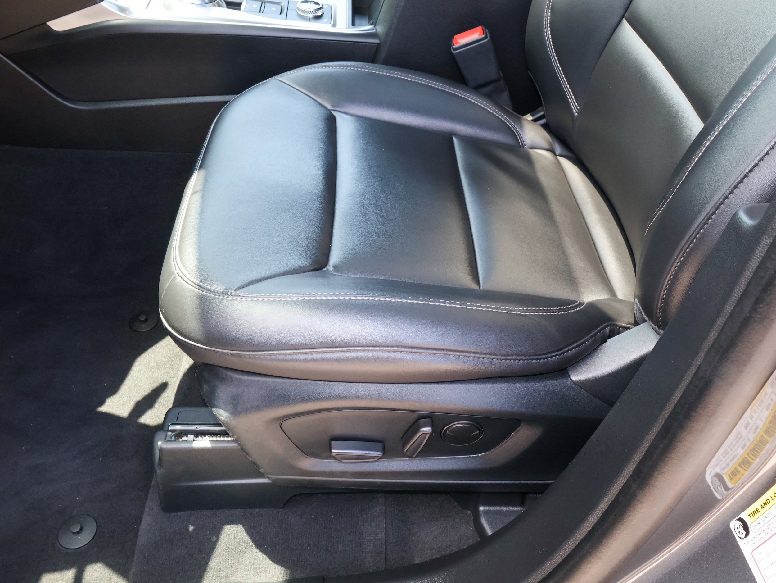 Used 2023 Ford Explorer XLT w/ Equipment Group 202A AWD/4WD image 14